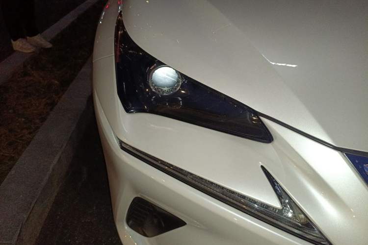 Used Lexus NX 2018 300h Front-Wheel-Drive FENGSHANG Version China V Emission Standard
