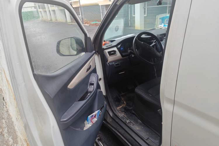 Used SAIC MAXUS EV30 2022 Pure-Electric Smart Logistics Expert with Long Wheelbase Guoxuan