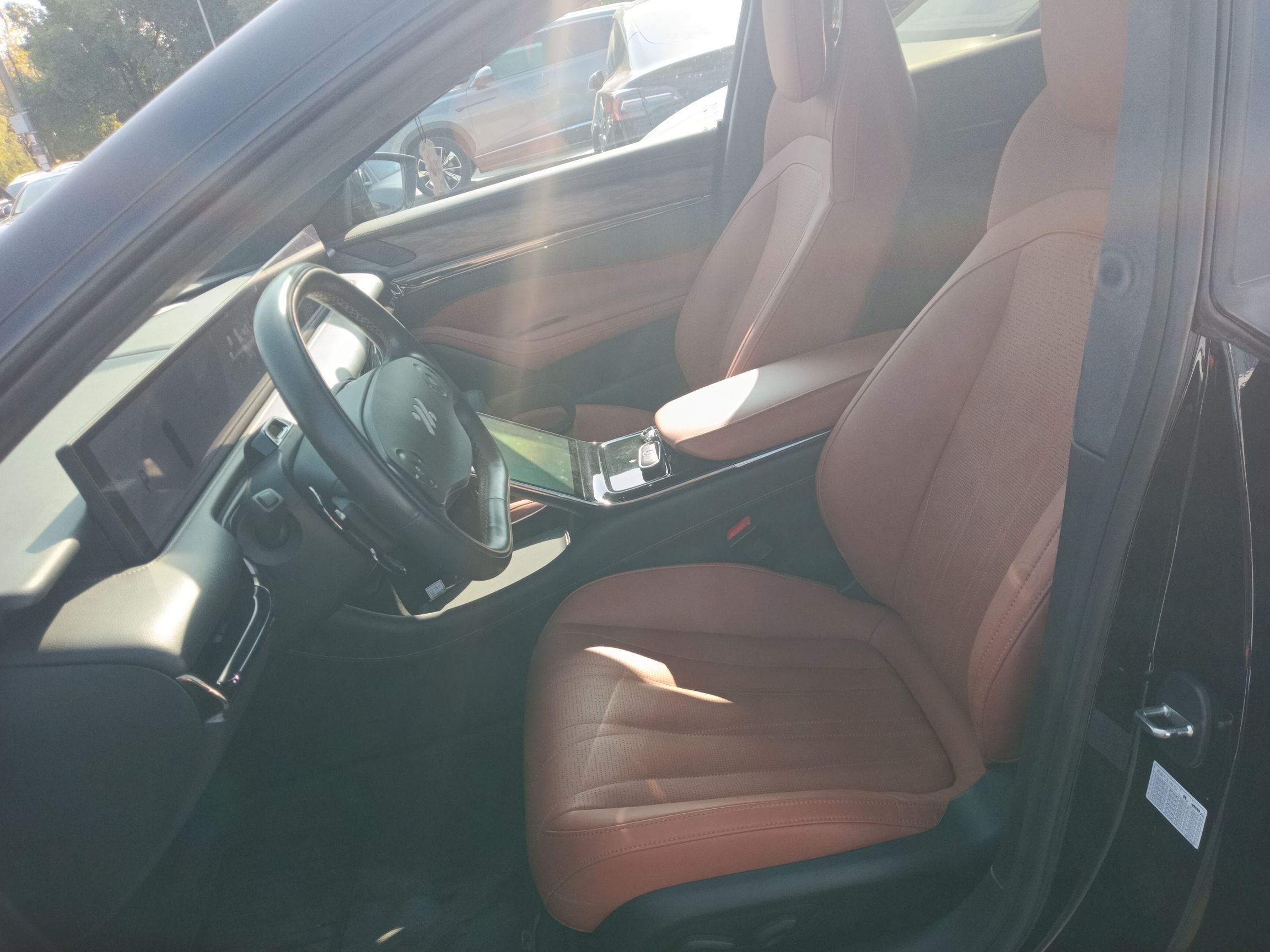 المقاعد الأمامية داخل السيارة