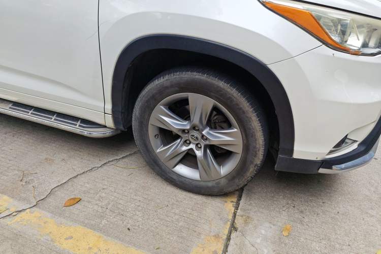 Used Toyota Highlander 2015 2.0T Four-Wheel Drive Luxury Edition 7-Seater Right Front Wheel Hub