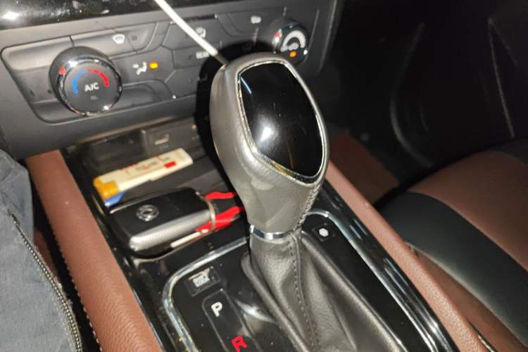 Used Dongfeng Fengon 580 2017 Revised Version 1.5T CVT Luxury Edition Gear Lever