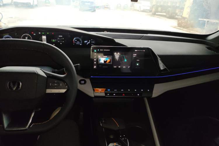 Used CHANGAN UNI-V iDD 2024 Blue Whale Smart Electric iDD 136km Luxury Model Interior 2