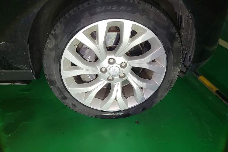 Used Land Rover Range 2018 3.0 SC V6 Vogue Extended-Length Model Right Front Wheel Hub