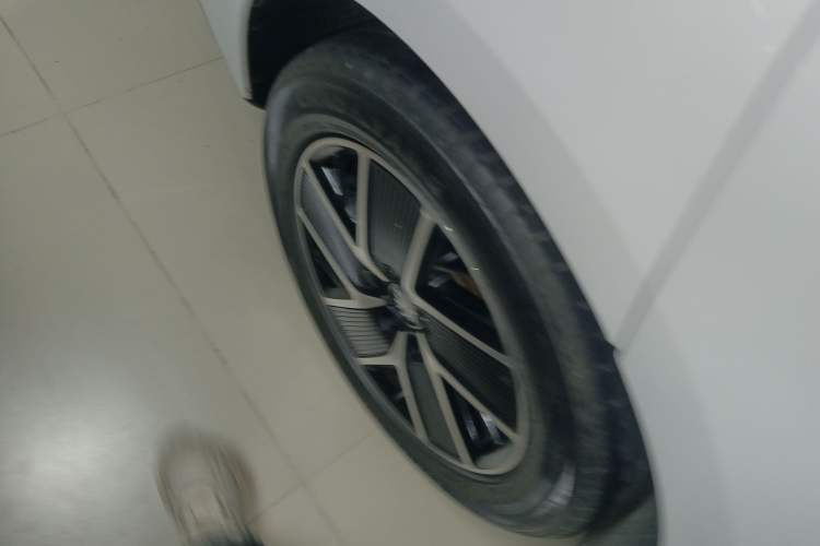 Used BYD Qin L 2024 DM-i 80KM Beyond Model Right Rear Wheel Hub