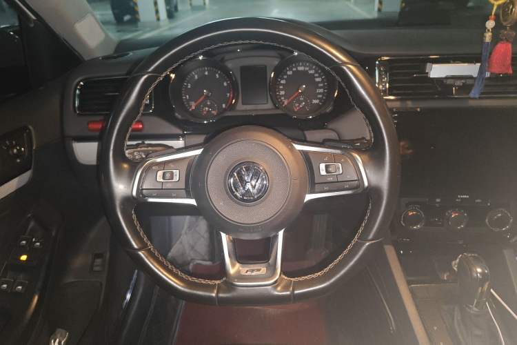 Used Volkswagen Sagitar 2015 230TSI Automatic Comfort Version Steering Wheel