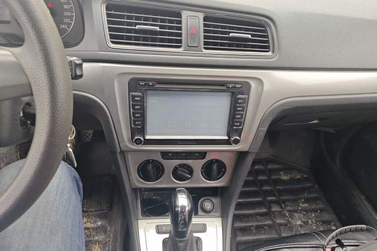 Used Volkswagen Lavida 2013 Revised Classic 1.6L Automatic Fashion Edition Audio And AC Panel