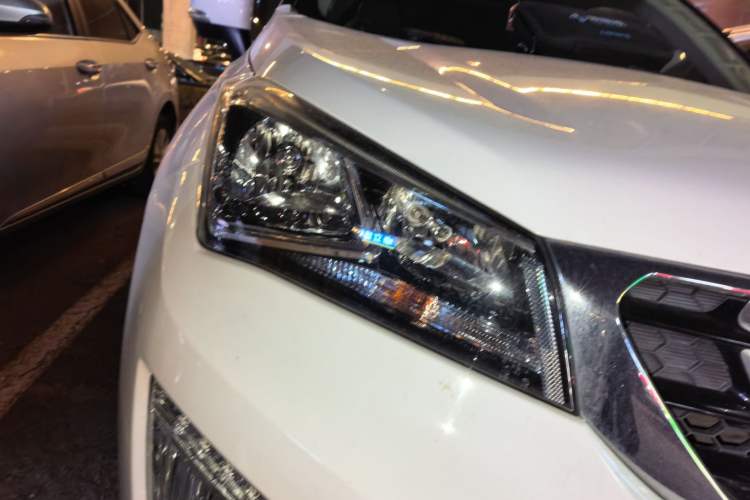 Used CHANGAN CS15 2016 1.5L Automatic Fashion Edition Right Front Headlight