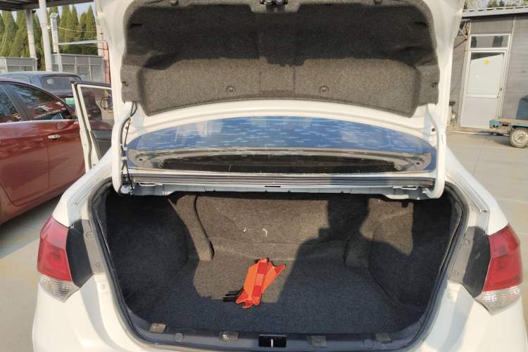 Used Soueast V5 Lingzhi 2015 Plus 1.5L Manual Smart Edition Trunk