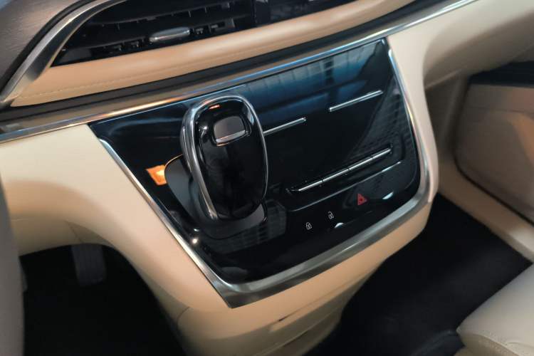 Used Buick GL8 2023 Facelifted Land Cruiser Executive Luxury Version Gear Lever