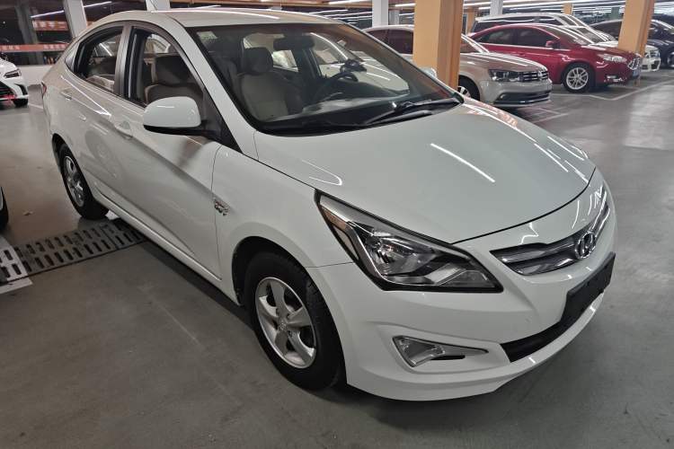 Used Hyundai Verna (older generation) 2014 1.4L Automatic Smart GLS Front Right 45 Deg