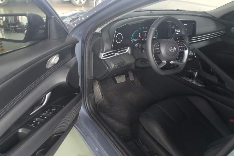 Used Hyundai Elantra 2023 1.5L CVT LUX Prestige Edition
