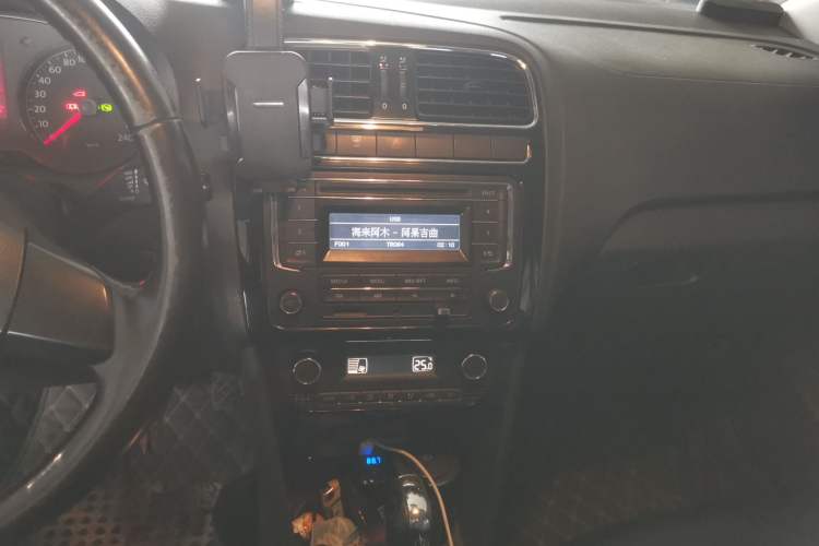 Used Volkswagen Polo 2013 1.6L Automatic Luxury Edition Audio And AC Panel