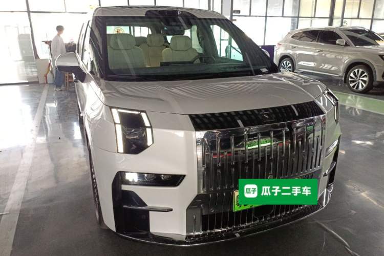 Used Zeekr 009 2024 Six-Seat Executive Version 4WD 108 kWh Exterior 2