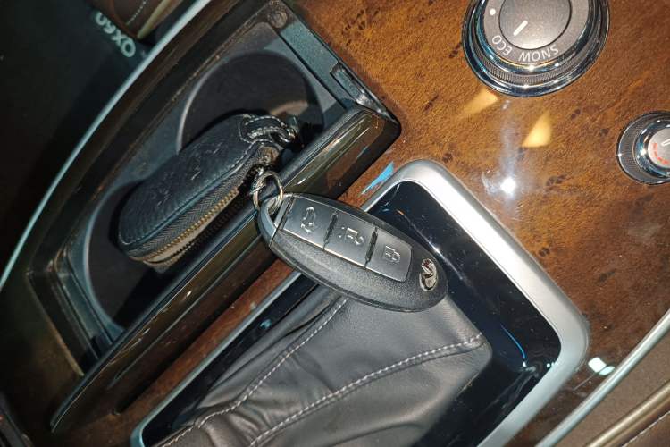 Used Infiniti QX60 2016 2.5 S/C Hybrid Two-Wheel-Drive Excellence Edition China V Standard
