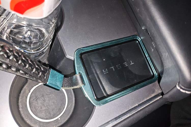 Used Tesla Model Y 2022 Long-Range All-Wheel-Drive Version Vehicle Key