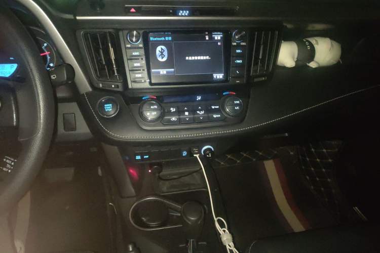 Used Toyota RAV4 2019 2.0L CVT Two-Wheel Drive Luxury Version China VI Standard
