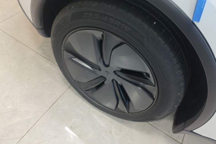 Used Tesla Model Y 2025 Long-Range All-Wheel-Drive Version