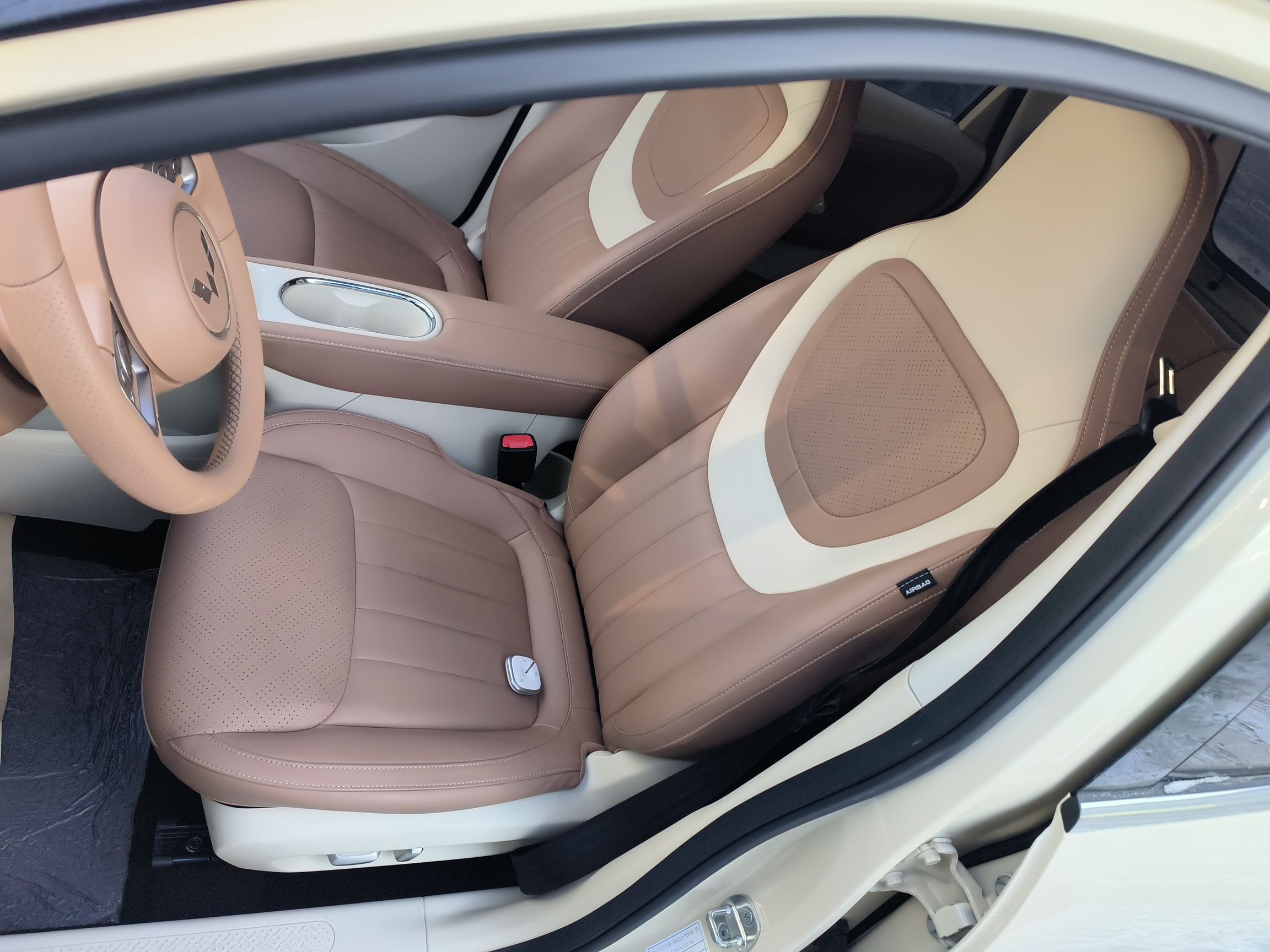 Переднее сиденье в автомобиле