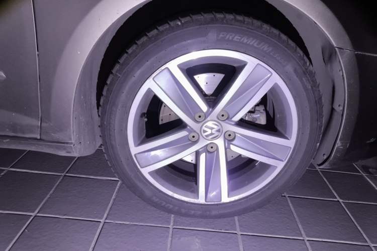 Used Volkswagen FAW-Volkswagen CC 2013 1.8TSI Luxury Model Right Front Wheel Hub