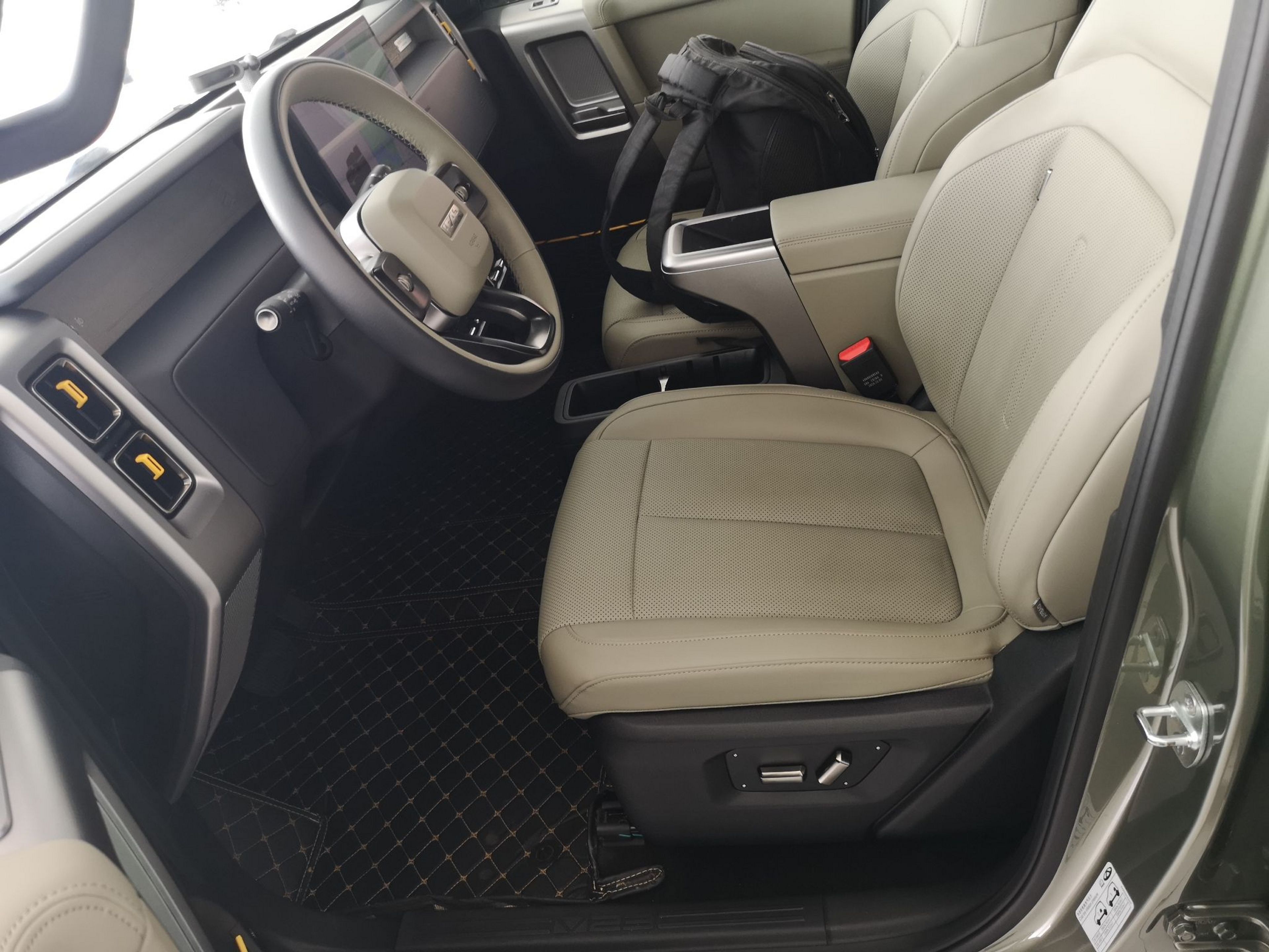 المقاعد الأمامية داخل السيارة