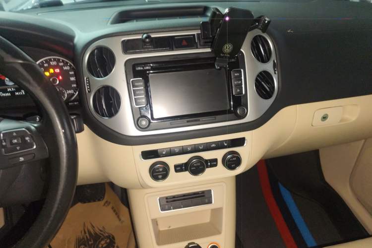 Used Volkswagen Tiguan 2015 1.8TSI Automatic Two-Wheel Drive Luxury Model Audio And AC Panel