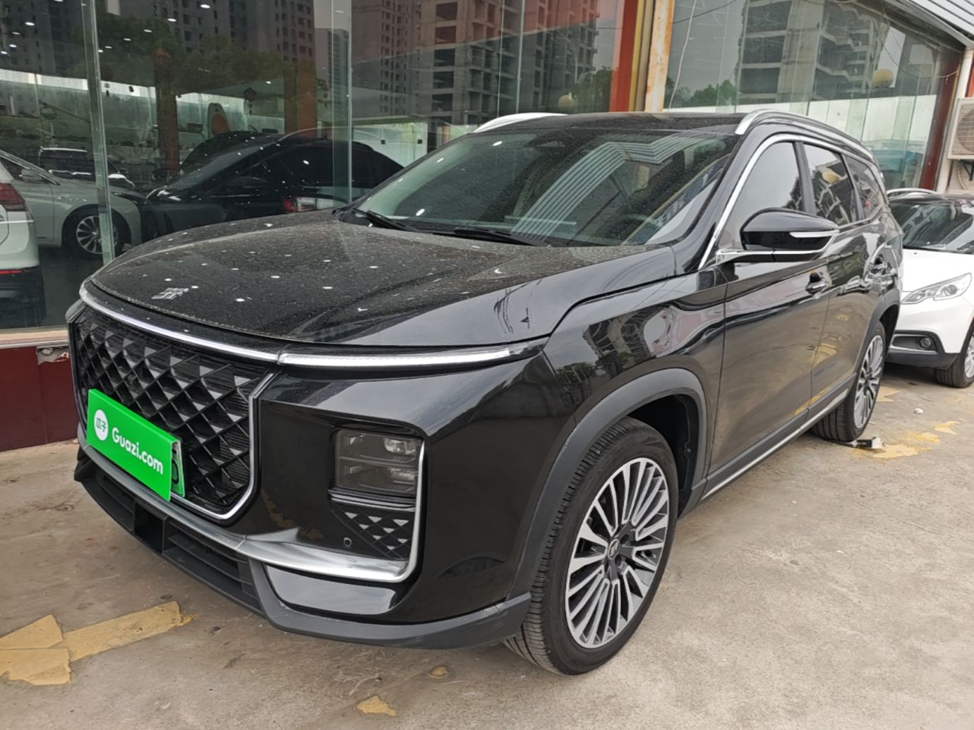 تحت مقدمة السيارة