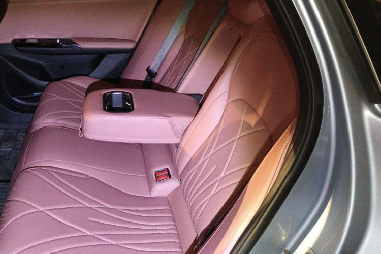 Used Geely Galaxy L6 2025 EM-i 140km Starship Edition Left Rear Seat