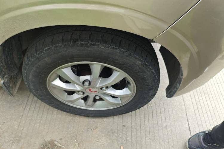 Used Wuling Hongguang V 2022 1.5L Enjoy Edition Electric-Powered LAR Right Front Wheel Hub