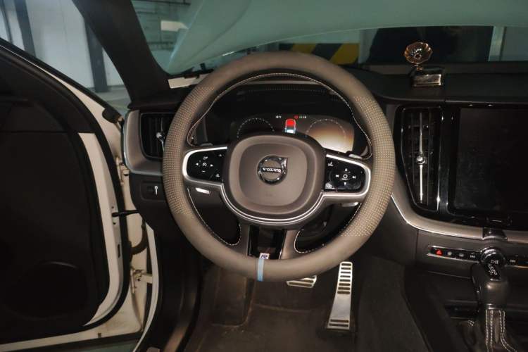 Used Volvo XC60 2019 T5 4x4 Smart & Dynamic Sport Edition China VI Standard
