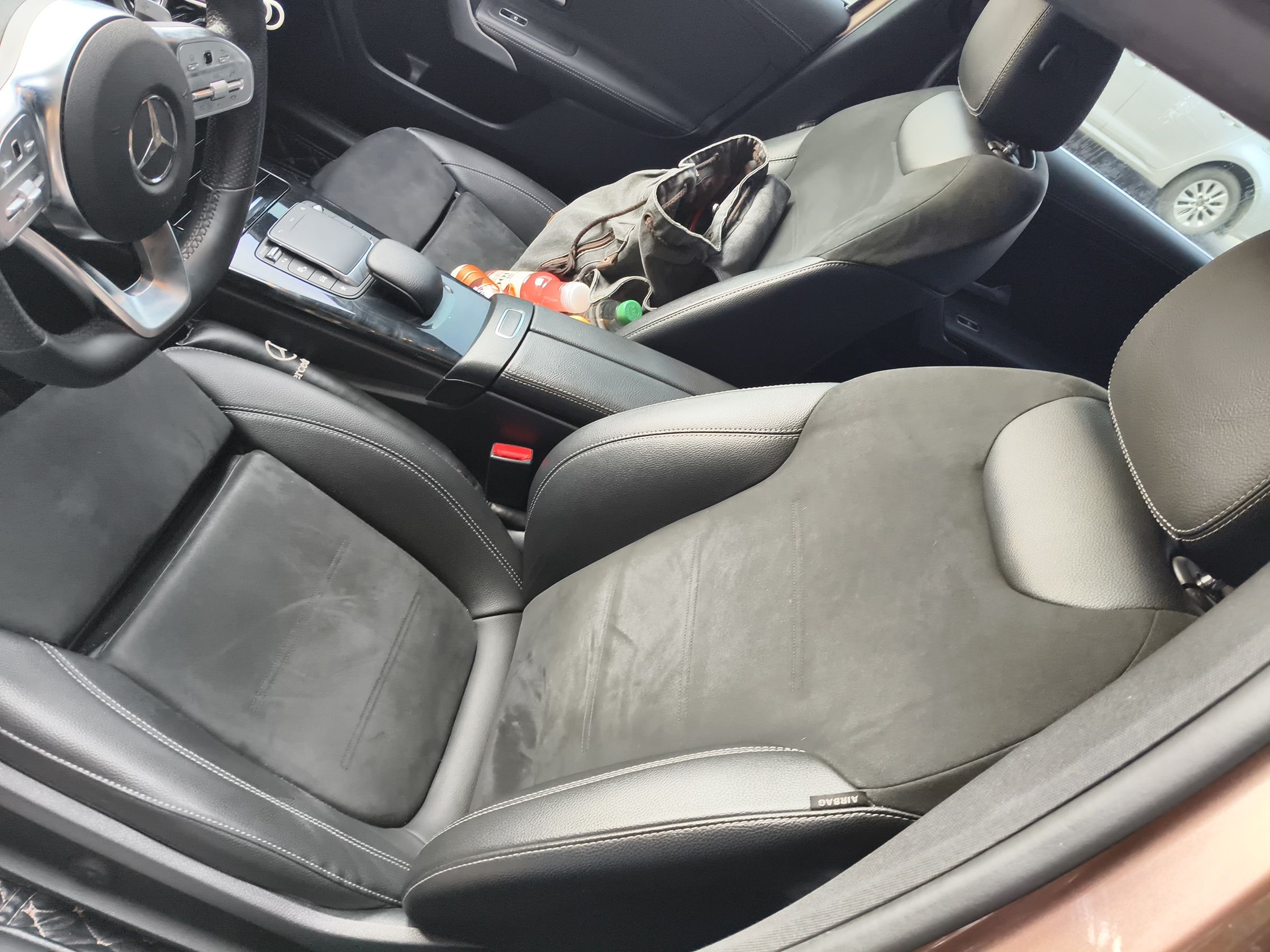 Переднее сиденье в автомобиле