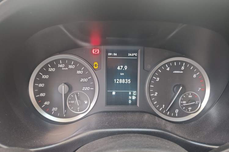 Used Mercedes-Benz Vito 2018 2.0T Elite Version 7 Seats China VI Emission Standard
