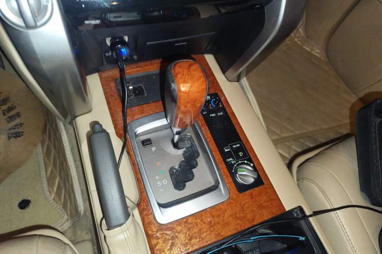 Used Toyota Land Cruiser 2012 4.6L Automatic VX-R Gear Lever