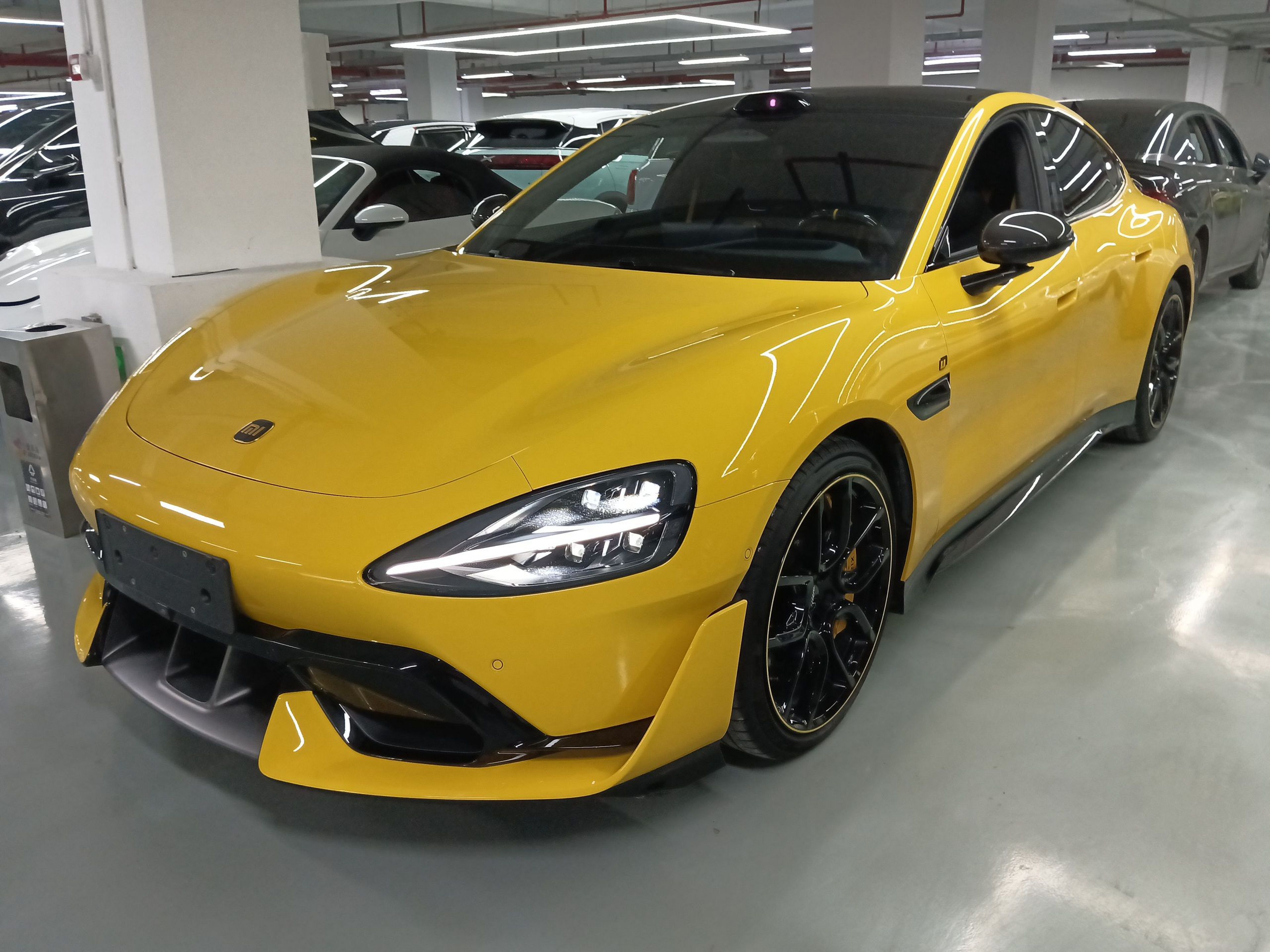 Под передней частью автомобиля