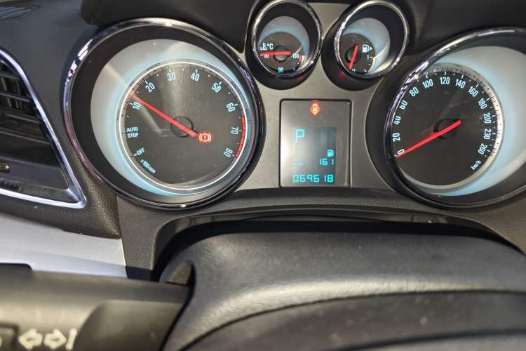 Used Buick Encore 2015 1.4T Automatic Two-Wheel Drive Urban Elite Version Odometer Close Up