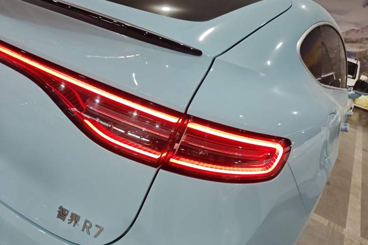 Used Hima Luxeed R7 2025 Range-Extended Version 251 km Max Right Rear Taillight