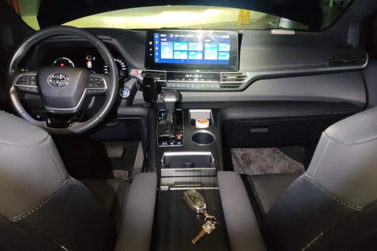 Used Toyota SIENNA 2021 2.5L Hybrid Premium Edition Center Console