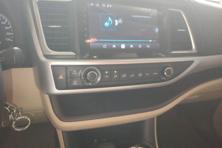 Used Toyota Highlander 2018 2.0T Two-Wheel Drive Elite Version 5 Seats China VI Standard Audio And AC Panel