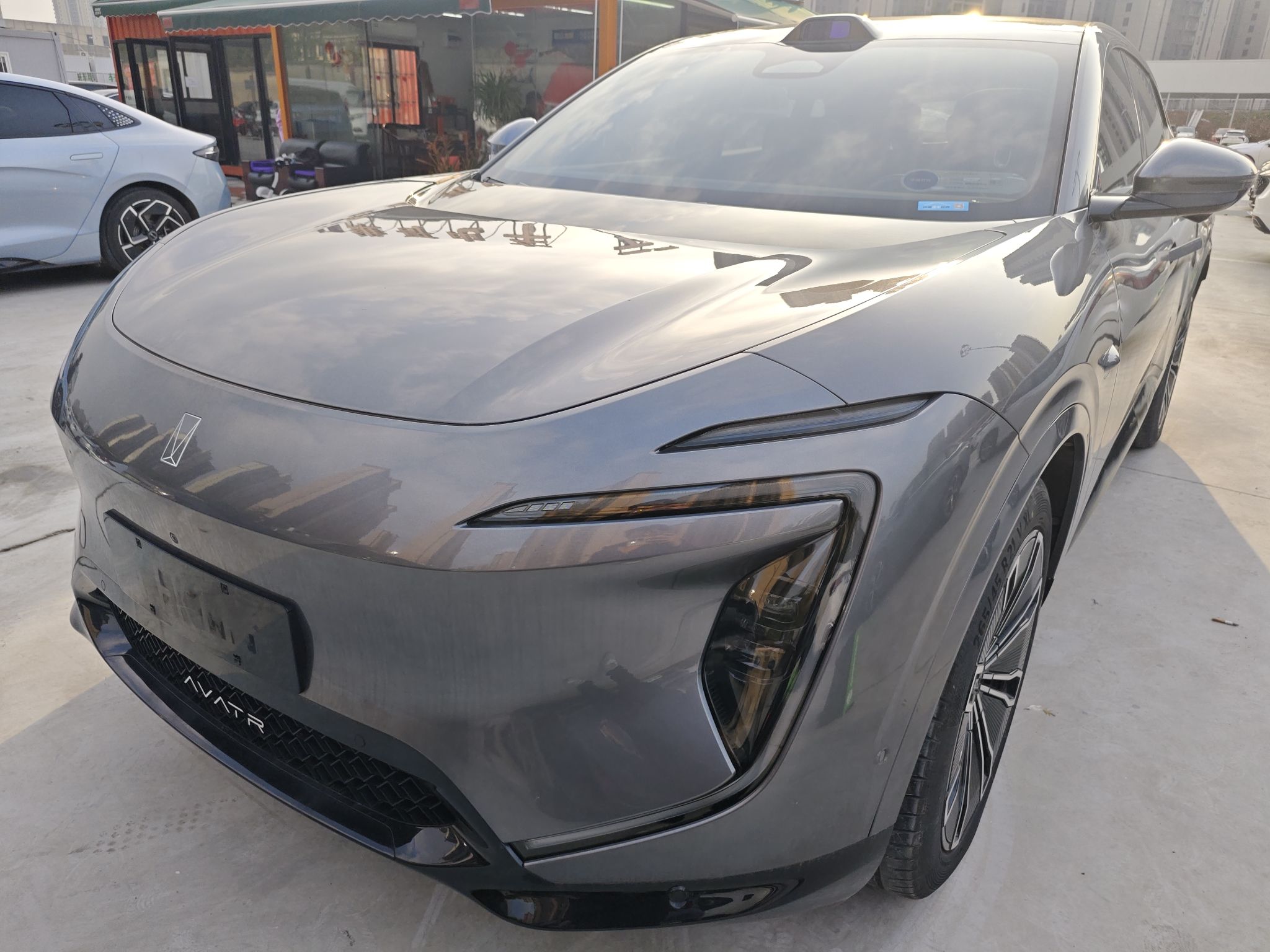 Под передней частью автомобиля