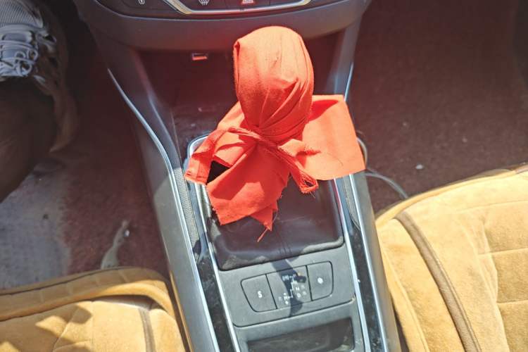 Used Peugeot 408 2014 1.8L Automatic Luxury Edition Gear Lever