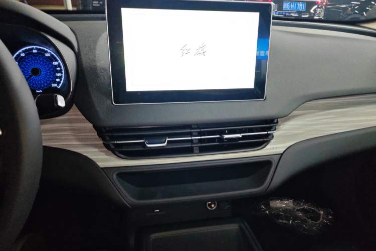 Used Hongqi E-QM5 2025 500km Range Commuter Version