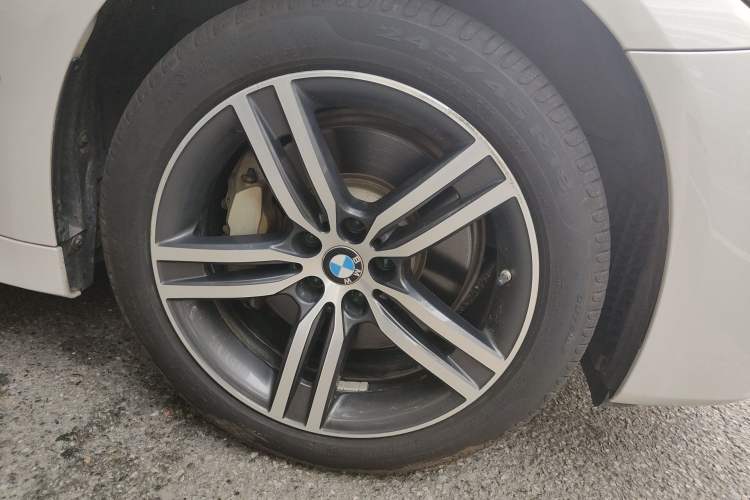 Used BMW 5 Series 2022 Updated 530Li Leading Edition Luxury Package Right Front Wheel Hub
