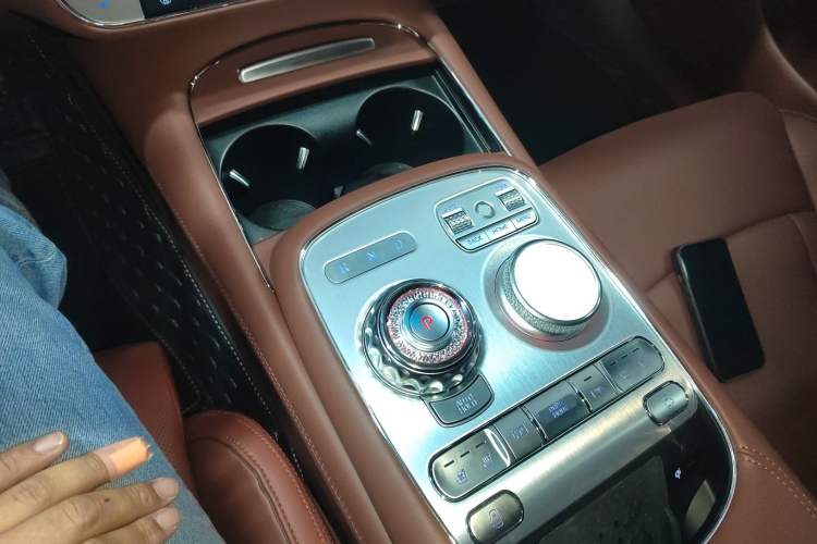 Used Genesis G90 2023 Luxury Edition Gear Lever