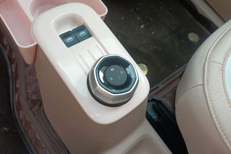 Used Geely Galaxy Panda 2023 Panda Mini 200km Endurance Bear Gear Lever