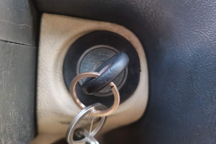 Used Huatai Santa Fe Classic 2012 2.0L Gasoline Manual Two-Wheel Drive with Sunroof
