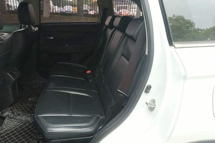 Used Mitsubishi Outlander 2019 2.4L 4x4 Zhi Xiang Edition 7 Seats China VI Standard