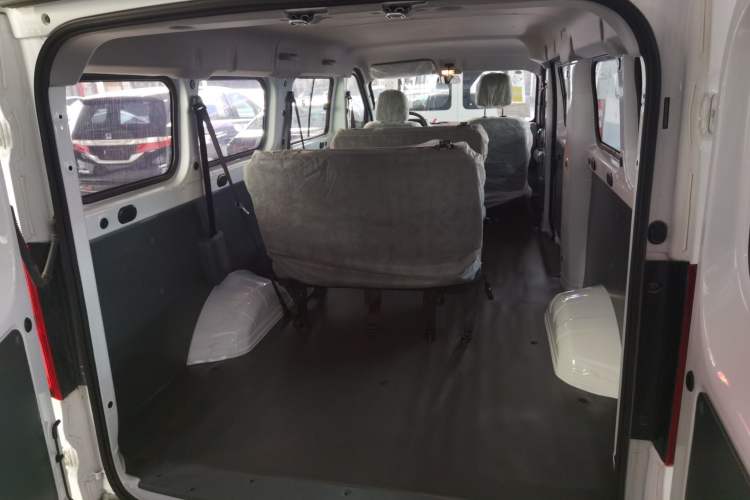 Used Wuling Yangguang 2024 300KM Comfort Version Passenger Van 75kW