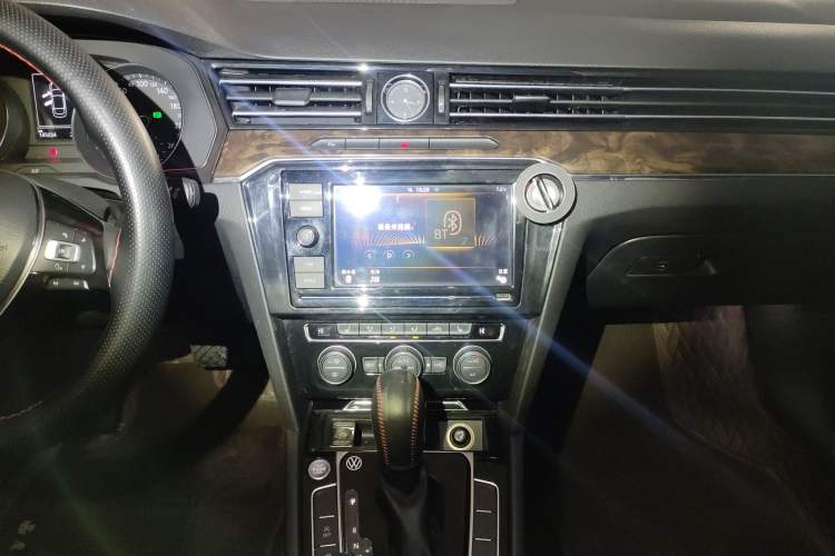 Used Volkswagen Magotan 2017 330TSI DSG Luxury Model Audio And AC Panel