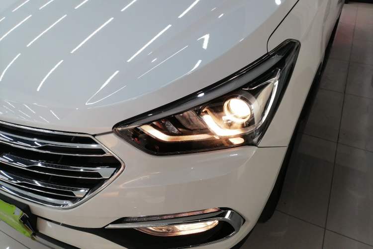 Used Hyundai Santa Fe 2017 2.0T Automatic All-Wheel Drive Smart 7-Seater Left Front Headlight