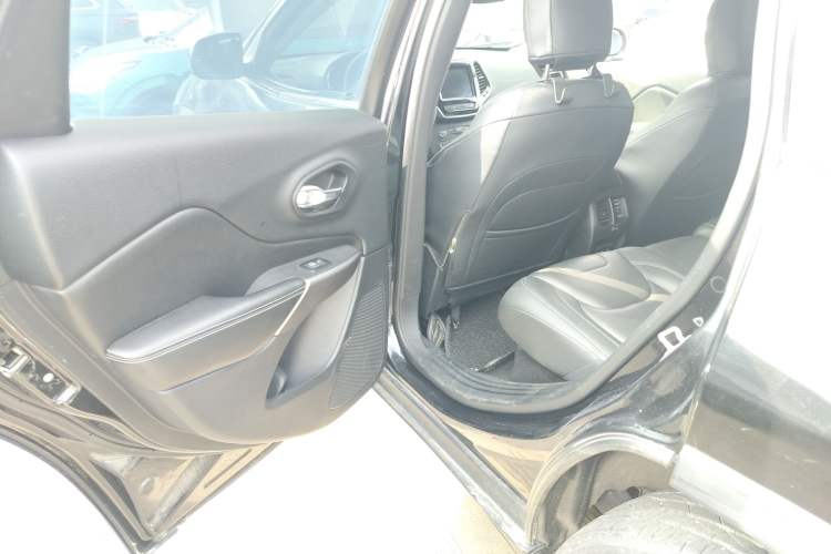 Used Jeep Cherokee 2019 2.0T Two-Wheel Drive Smart Enjoyment Version China V