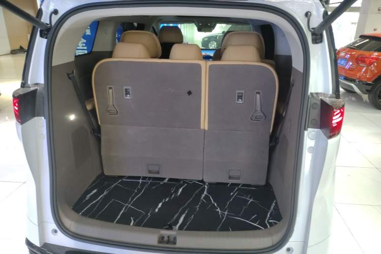 Used Denza D9 2022 DM-i 970 Four-Wheel Drive Prestige Model Trunk